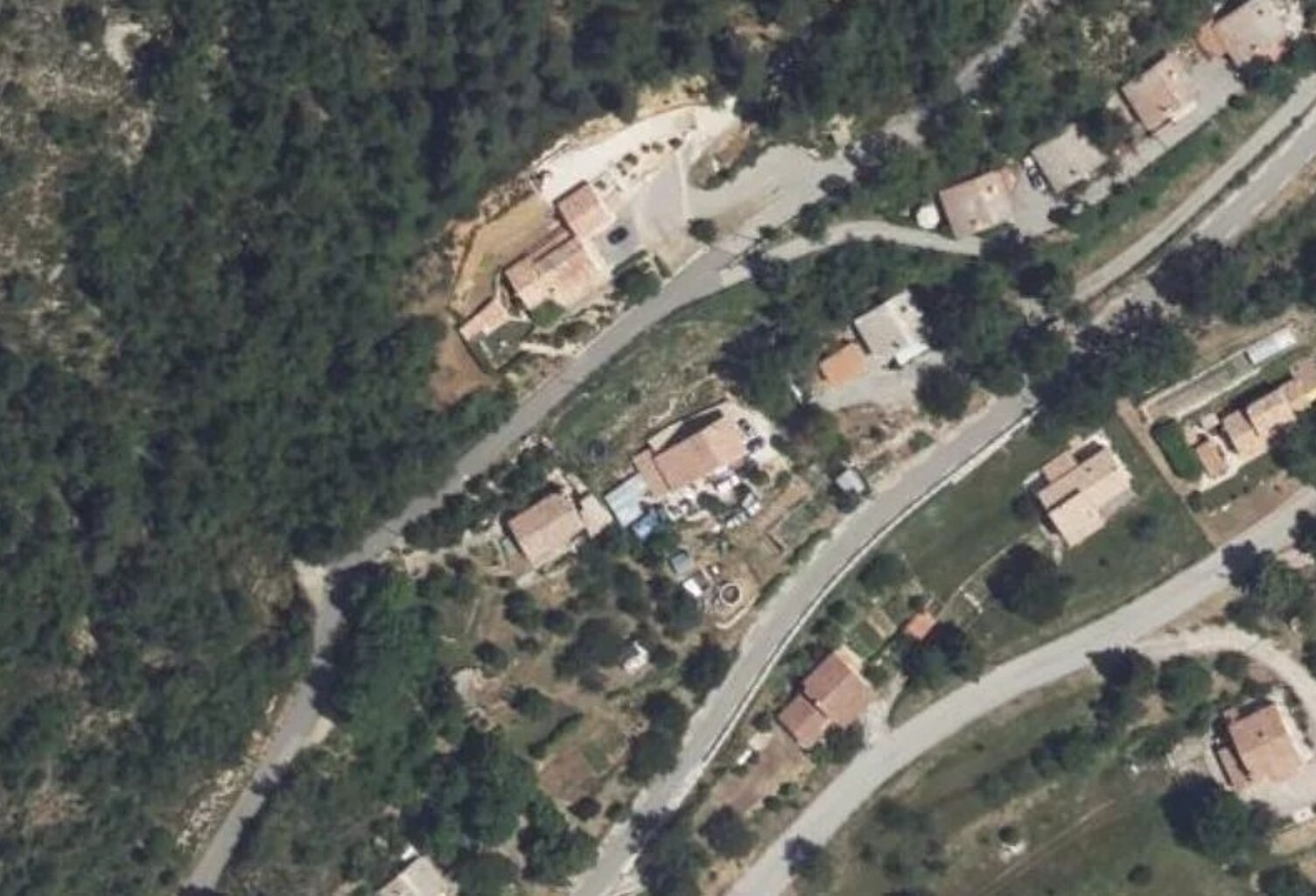 TERRAIN DE 6 150 M² DONT PARTIE CONSTRUCTIBLE — photo 1