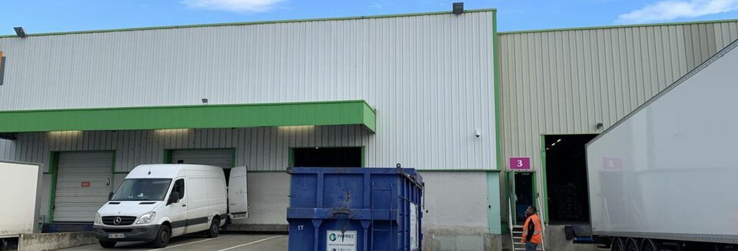 Commerce  1113 m² à louer à Genas (69740)
