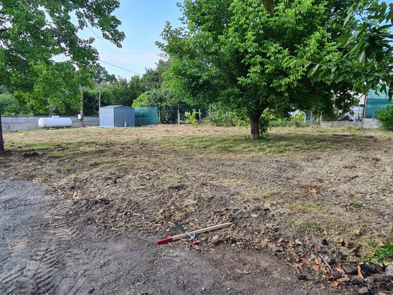 Terrain constructible viabilisé libre de constructeur à Prignac et Marcamps — photo 1