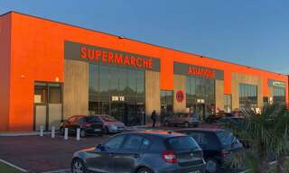 Commerce  1111 m² à louer à Saint-Quentin-Fallavier (38070)