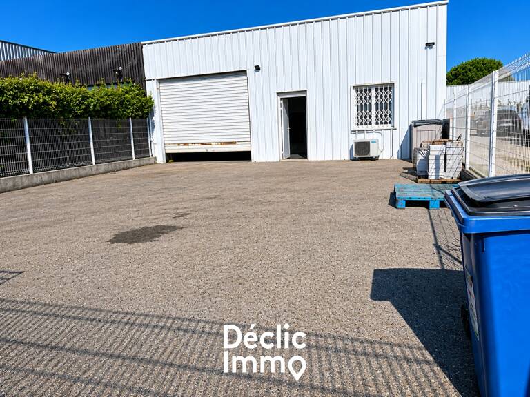 Secteur Terre de Camargue  À louer local commercial/artisanal 220 m² avec parking clos 130 m² — photo 1
