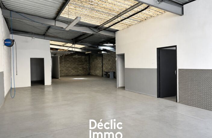 Secteur Terre de Camargue  À louer local commercial/artisanal 220 m² avec parking clos 130 m² — photo 2