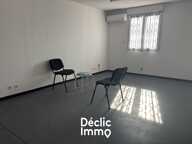 Secteur Terre de Camargue  À louer local commercial/artisanal 220 m² avec parking clos 130 m² — photo 3