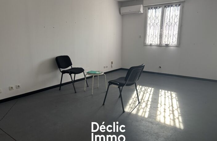 Secteur Terre de Camargue  À louer local commercial/artisanal 220 m² avec parking clos 130 m² — photo 3