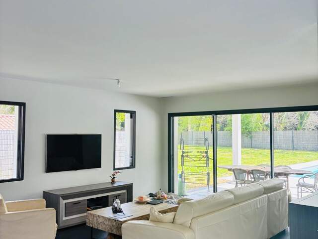 Maison récente de plain-pied avec piscine et dépendance — photo du bien