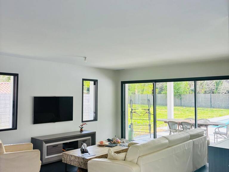 Maison récente de plain-pied avec piscine et dépendance — photo 1