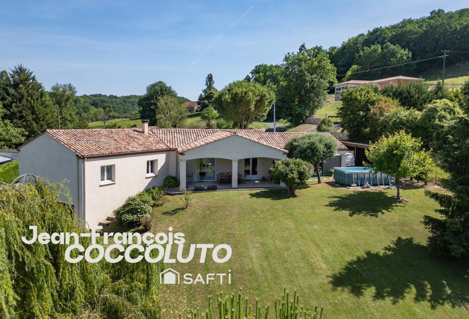 Belle contemporaine dans un environnement paisible — photo 1