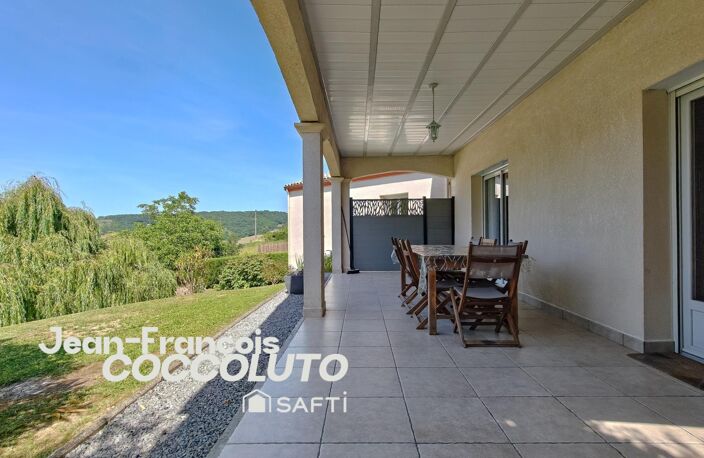Belle contemporaine dans un environnement paisible — photo 2