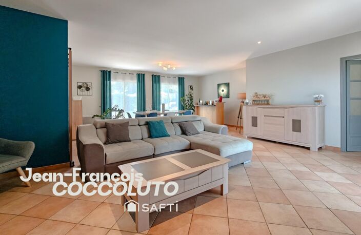 Belle contemporaine dans un environnement paisible — photo 5