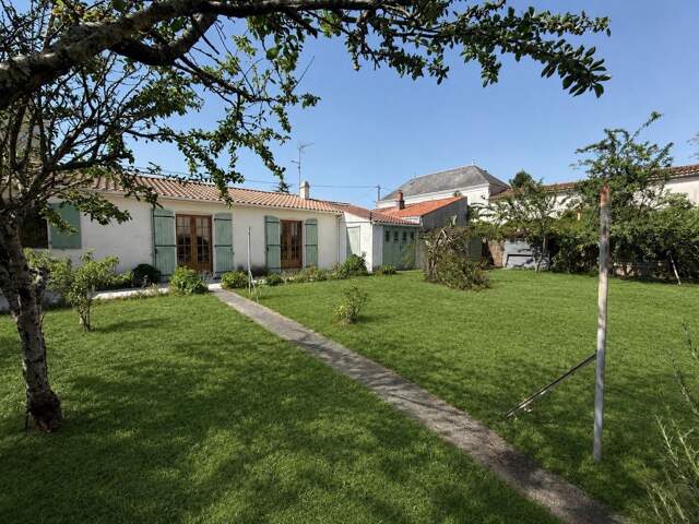 Plain-pied de trois chambres avec jardin et garages — photo du bien