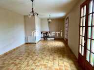 Plain-pied de trois chambres avec jardin et garages — photo 2