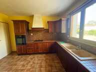 Plain-pied de trois chambres avec jardin et garages — photo 3