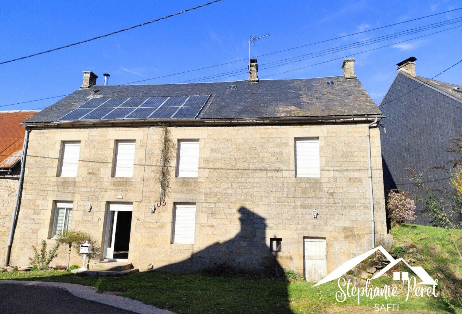 Maison avec grange et panneaux solaires à rénover - Fort potentiel ! — photo 1
