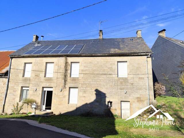 Maison avec grange et panneaux solaires à rénover - Fort potentiel ! — photo du bien