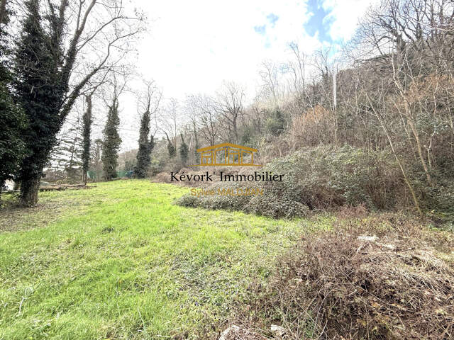 Terrain constructible, libre constructeur — photo du bien