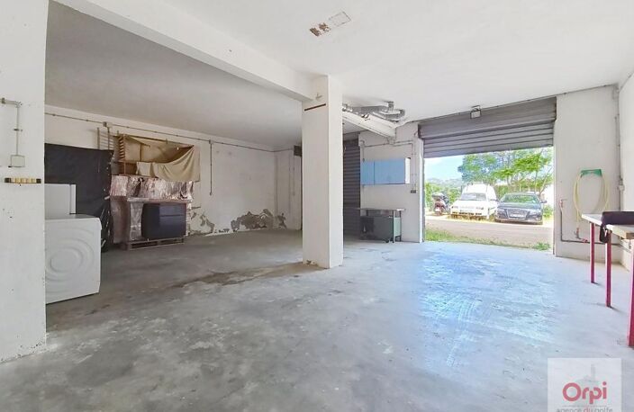 GARAGE / DEPOT À Louer — photo 3