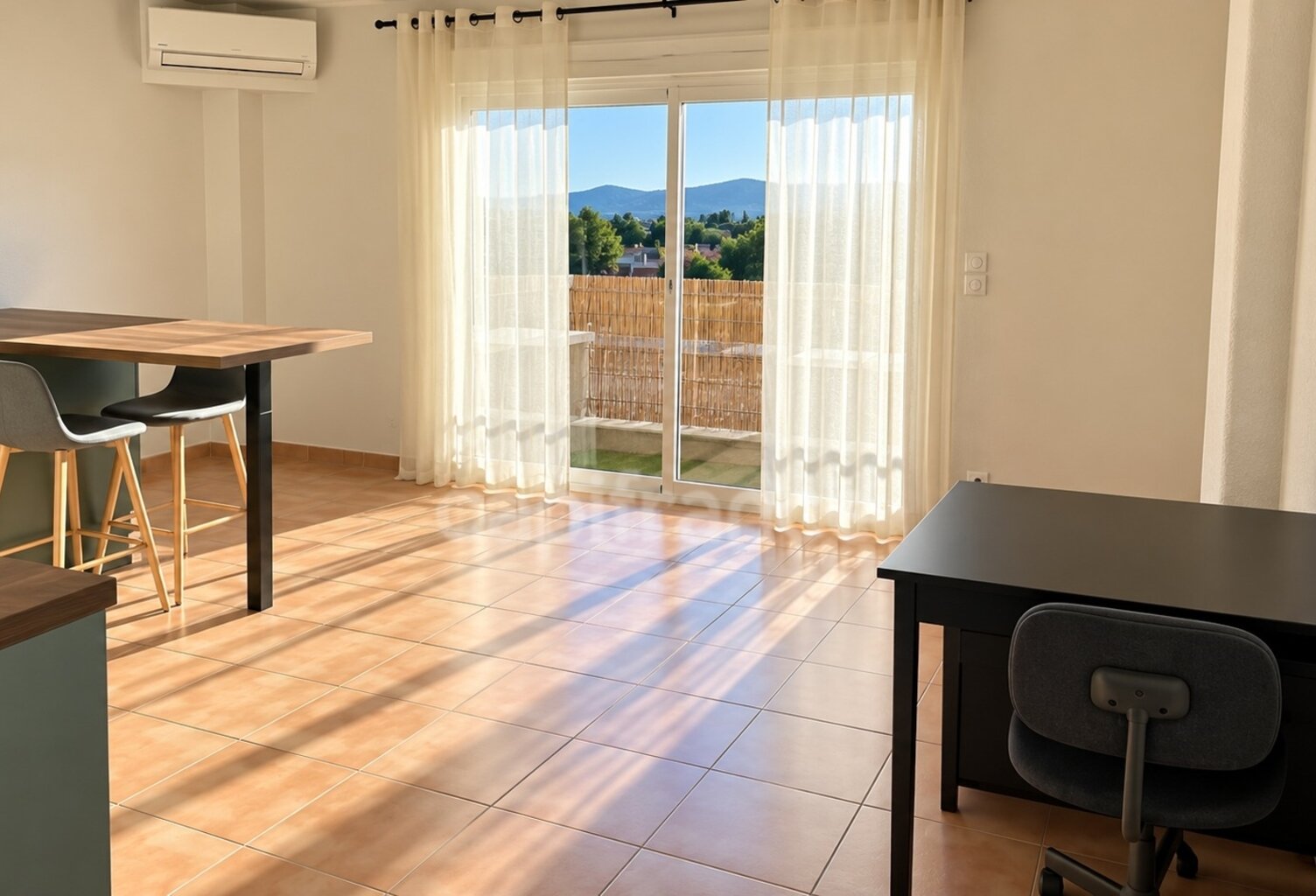 LA CIOTAT (13) – T2 de 43,24 m² au dernier étage avec ascenseur, balcon et vue dégagée — photo 1