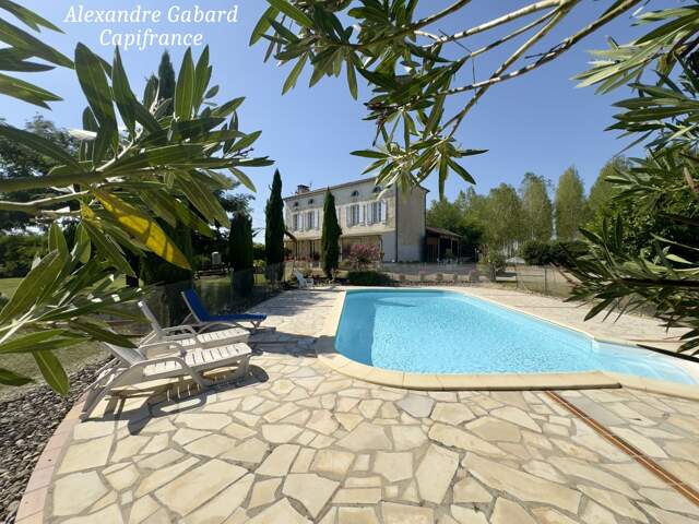 Maison en pierres 230 m² - 4 chambres - Terrain 7 370 m² - Piscine - Dépendances — photo du bien