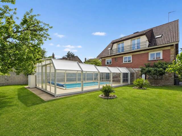 Maison familiale avec piscine couverte et grands volumes à Montf — photo du bien