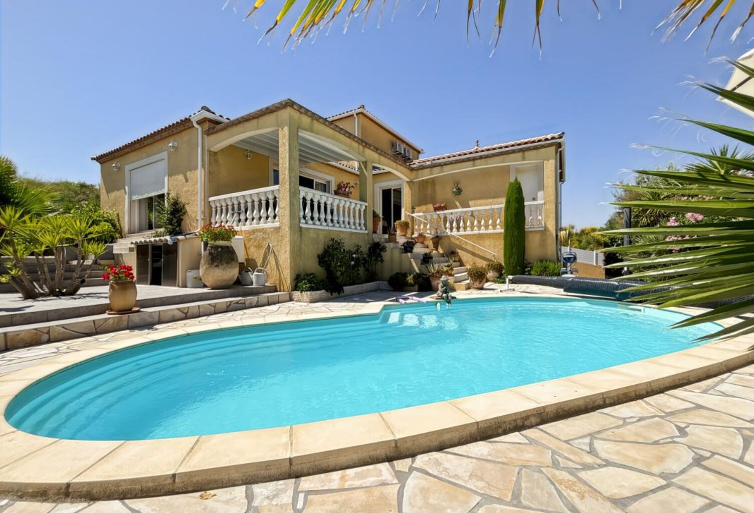 Vente Maison avec piscine, vue dégagée et dominante — photo 1