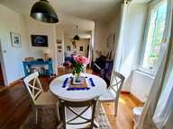 Sally HICKEY vous propose cette maison de maître caractère T7 au coeur de  LOCQUALTAS, à 25 minutes de la plage. Avec de belles vues sur le bourg et son jardin paysagé avec piscine chauffée. Proche de tous commerces à pied. Au prix de 635 250 euros, HAI — photo 2
