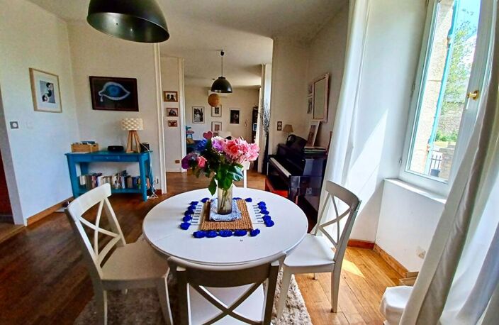 Sally HICKEY vous propose cette maison de maître caractère T7 au coeur de  LOCQUALTAS, à 25 minutes de la plage. Avec de belles vues sur le bourg et son jardin paysagé avec piscine chauffée. Proche de tous commerces à pied. Au prix de 635 250 euros, HAI — photo 2