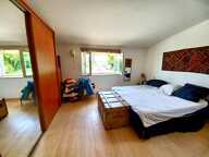 Sally HICKEY vous propose cette maison de maître caractère T7 au coeur de  LOCQUALTAS, à 25 minutes de la plage. Avec de belles vues sur le bourg et son jardin paysagé avec piscine chauffée. Proche de tous commerces à pied. Au prix de 635 250 euros, HAI — photo 3
