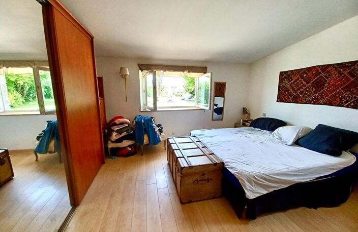 Sally HICKEY vous propose cette maison de maître caractère T7 au coeur de  LOCQUALTAS, à 25 minutes de la plage. Avec de belles vues sur le bourg et son jardin paysagé avec piscine chauffée. Proche de tous commerces à pied. Au prix de 635 250 euros, HAI — photo 3