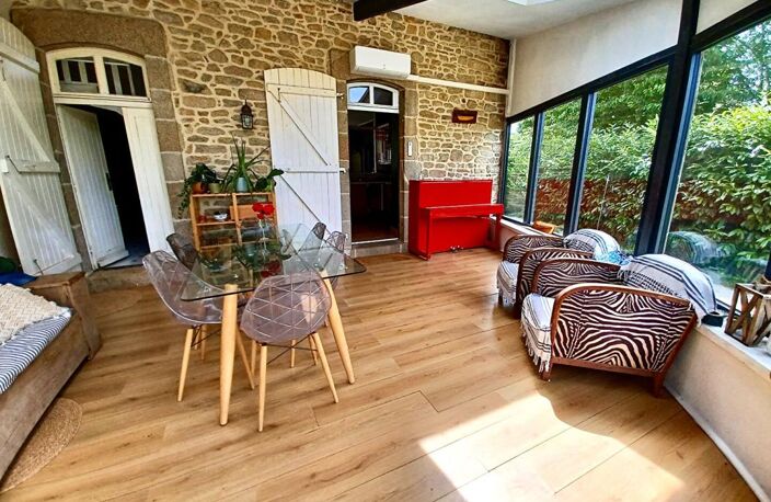 Sally HICKEY vous propose cette maison de maître caractère T7 au coeur de  LOCQUALTAS, à 25 minutes de la plage. Avec de belles vues sur le bourg et son jardin paysagé avec piscine chauffée. Proche de tous commerces à pied. Au prix de 635 250 euros, HAI — photo 4