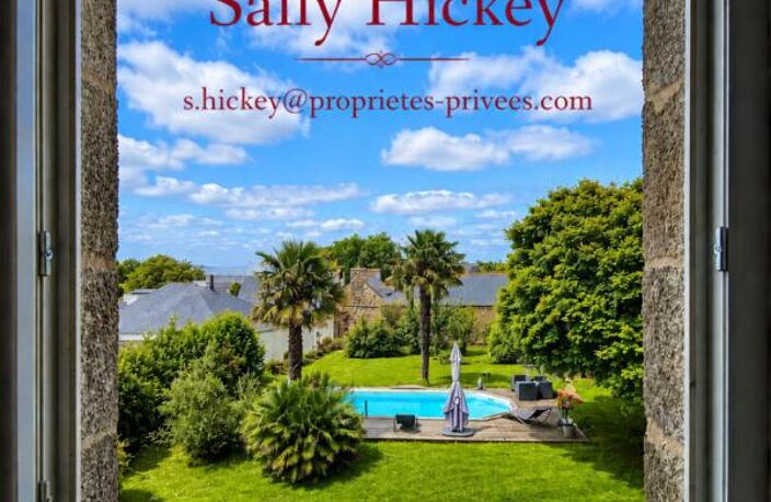 Sally HICKEY vous propose cette maison de maître caractère T7 au coeur de  LOCQUALTAS, à 25 minutes de la plage. Avec de belles vues sur le bourg et son jardin paysagé avec piscine chauffée. Proche de tous commerces à pied. Au prix de 635 250 euros, HAI — photo 5