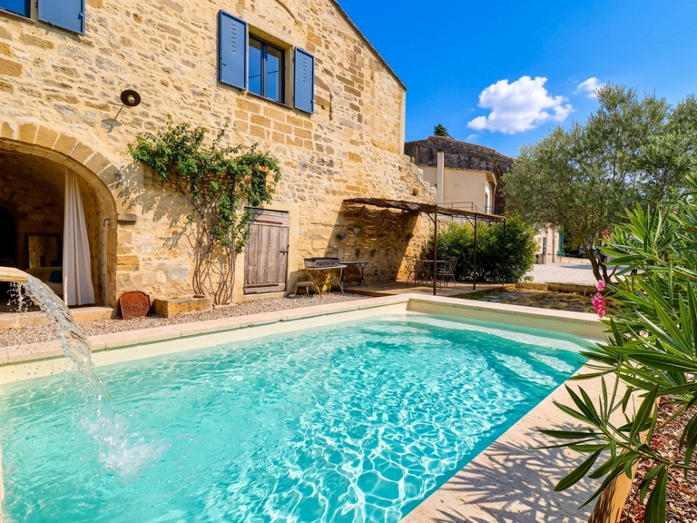 ENTRE NIMES ET UZES : Grande maison de village avec dépendan — photo 1