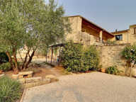 ENTRE NIMES ET UZES : Grande maison de village avec dépendan — photo 3