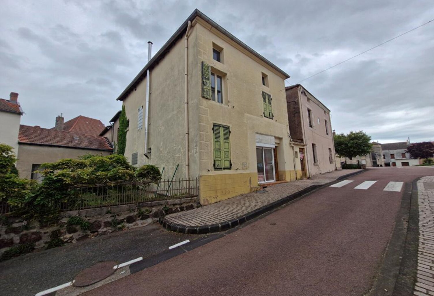 Saint Martin D'ESTREAUX - MAISON DE VILLAGE — photo 1