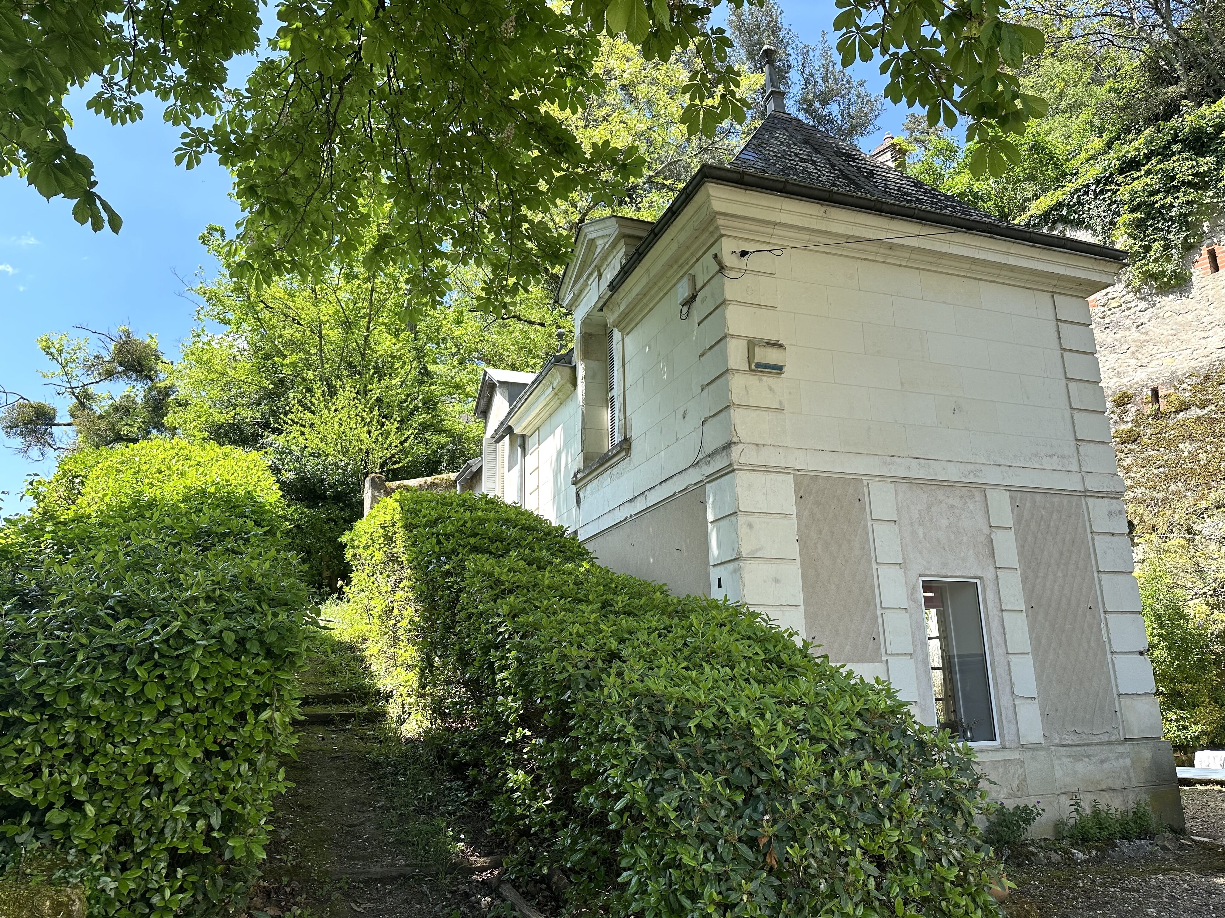 PROPRIETE SUR PARC 1h8 MANOIR & CHAPELLE MAISON DE GARDIEN -- ECURIE --- CAVES -- PISCINE CHAUFFEE