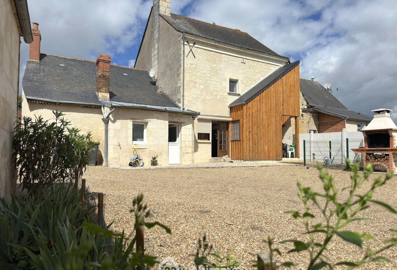 Maison - 121m² - Vernoil-le-Fourrier — photo 1