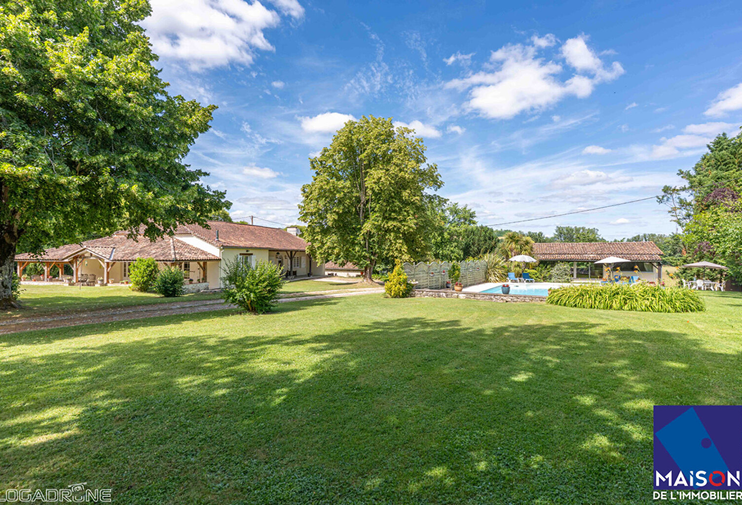 Proche Castelmoron sur Lot à 20 minutes de Villeneuve-sur-Lot, en plein coeur du Lot-et-Garonne et proche de toutes les commodités, venez découvrir cet ensemble immobilier en pierre d'environ 334,39 m² avec gîte et piscine, implanté sur un terrain de plus — photo 1