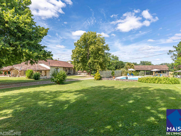 Proche Castelmoron sur Lot à 20 minutes de Villeneuve-sur-Lot, en plein coeur du Lot-et-Garonne et proche de toutes les commodités, venez découvrir cet ensemble immobilier en pierre d'environ 334,39 m² avec gîte et piscine, implanté sur un terrain de plus — photo 1