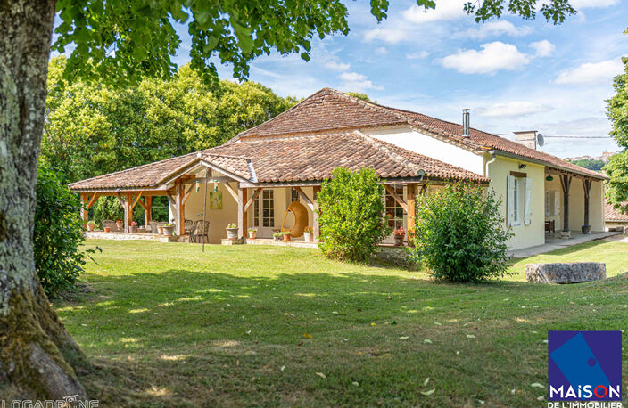 Proche Castelmoron sur Lot à 20 minutes de Villeneuve-sur-Lot, en plein coeur du Lot-et-Garonne et proche de toutes les commodités, venez découvrir cet ensemble immobilier en pierre d'environ 334,39 m² avec gîte et piscine, implanté sur un terrain de plus — photo 2