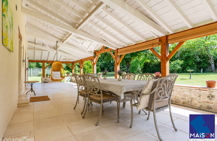 Proche Castelmoron sur Lot à 20 minutes de Villeneuve-sur-Lot, en plein coeur du Lot-et-Garonne et proche de toutes les commodités, venez découvrir cet ensemble immobilier en pierre d'environ 334,39 m² avec gîte et piscine, implanté sur un terrain de plus — photo 3
