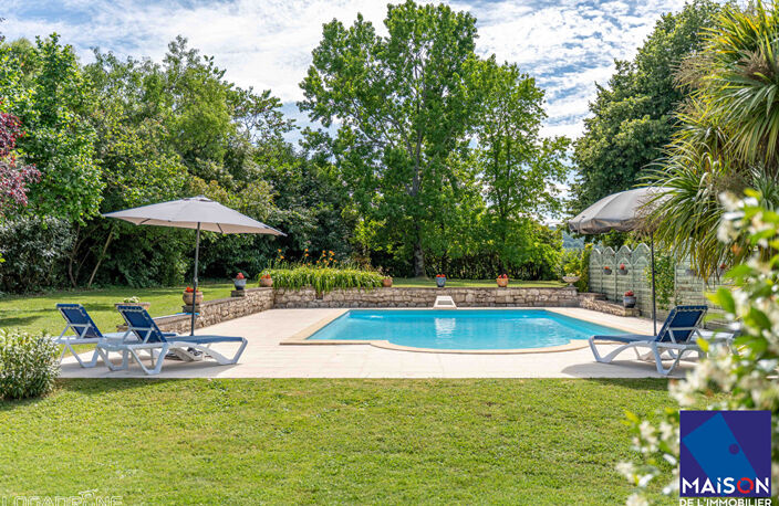 Proche Castelmoron sur Lot à 20 minutes de Villeneuve-sur-Lot, en plein coeur du Lot-et-Garonne et proche de toutes les commodités, venez découvrir cet ensemble immobilier en pierre d'environ 334,39 m² avec gîte et piscine, implanté sur un terrain de plus — photo 4