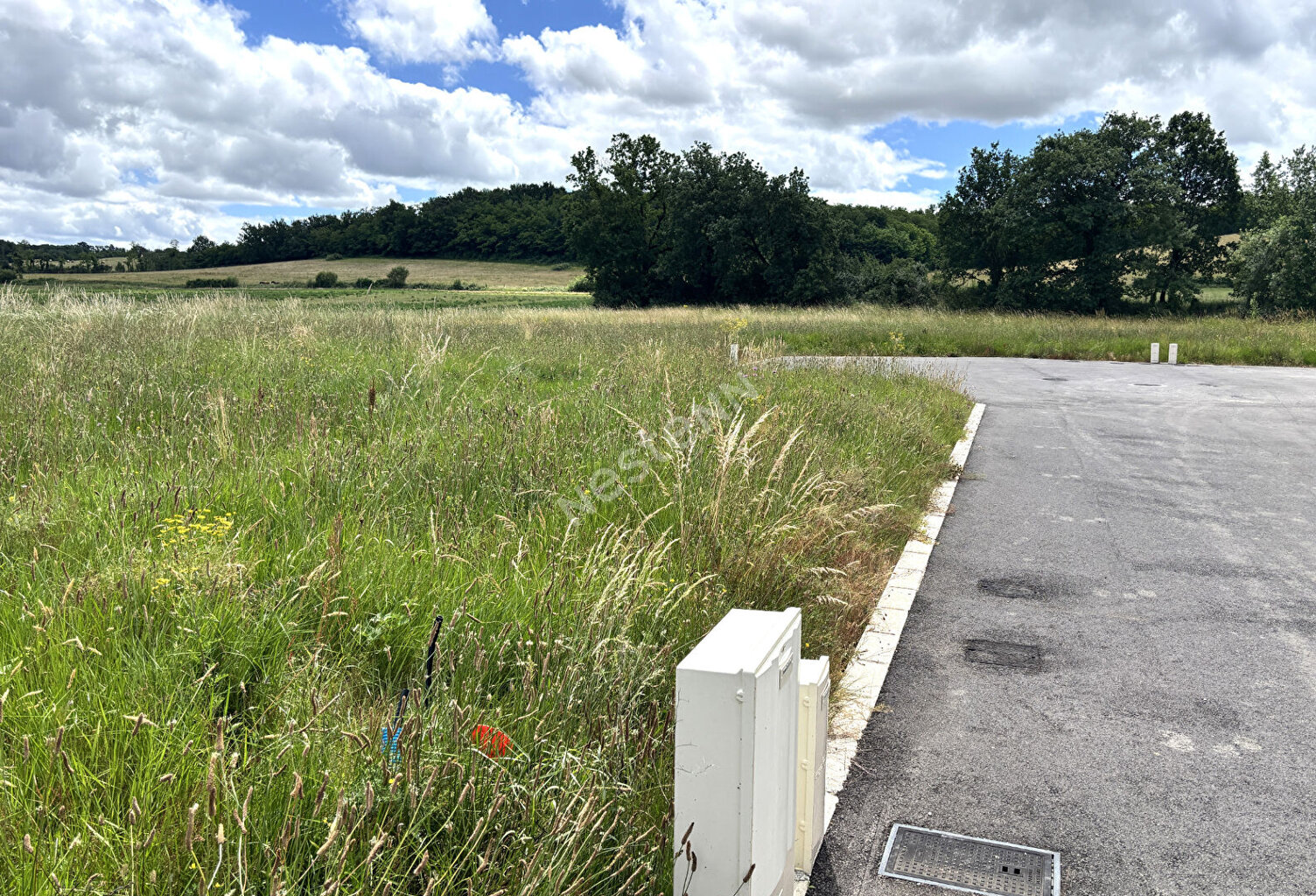 Terrain viabilisé de 637 m² au calme à Saint Nauphary — photo 1