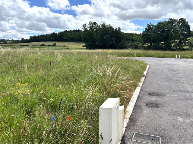 Terrain viabilisé de 637 m² au calme à Saint Nauphary — photo du bien
