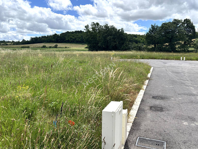 Terrain viabilisé de 637 m² au calme à Saint Nauphary — photo 1