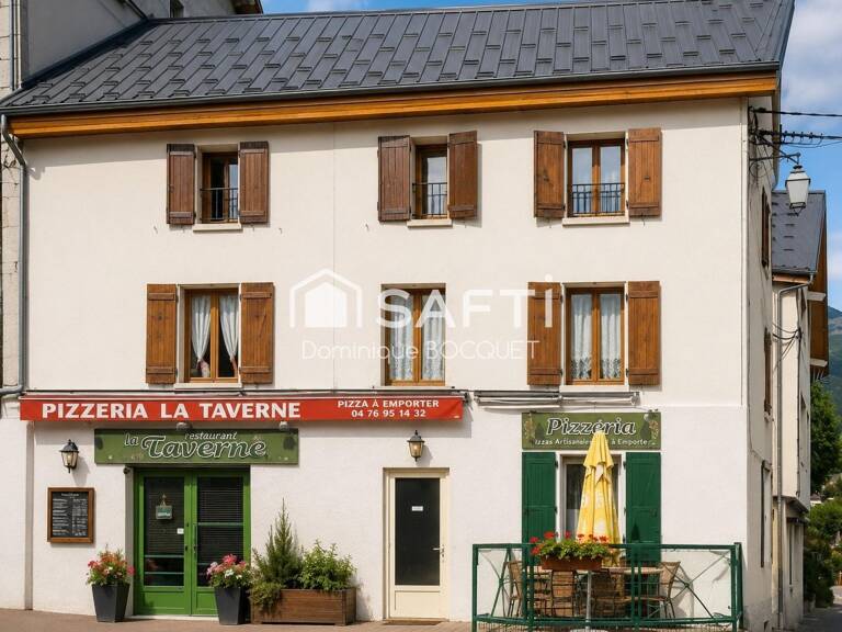 Centre de Villard de Lans, Immeuble comprenant un Fonds de commerce de restaurant 100 m2 avec terrasse 30 places et cave de 40 m2, des murs commerciaux et appartements de 140 m2 sur 3 niveaux. — photo 1