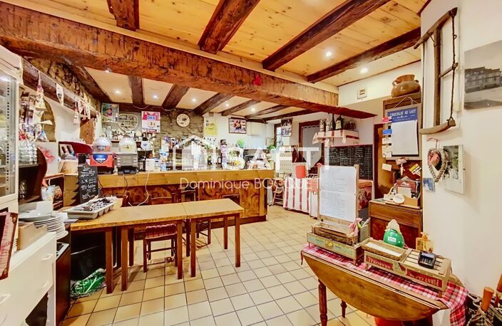 Centre de Villard de Lans, Immeuble comprenant un Fonds de commerce de restaurant 100 m2 avec terrasse 30 places et cave de 40 m2, des murs commerciaux et appartements de 140 m2 sur 3 niveaux. — photo 2