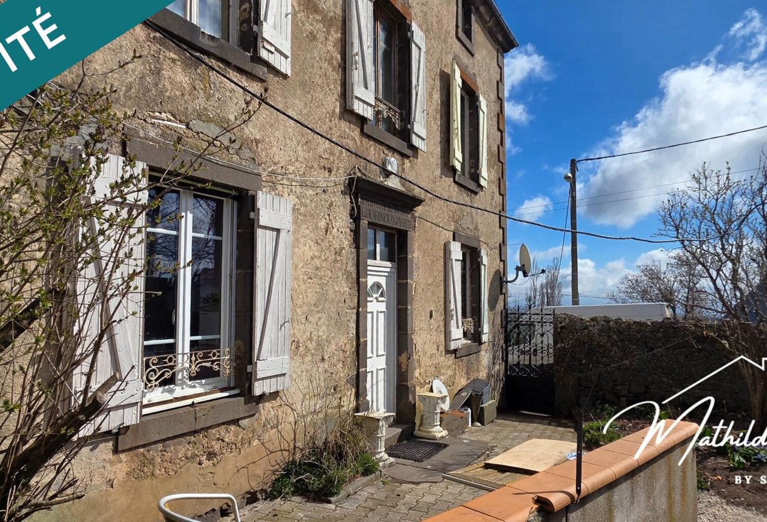 Ensemble immobilier avec longère et bâtis — photo 1