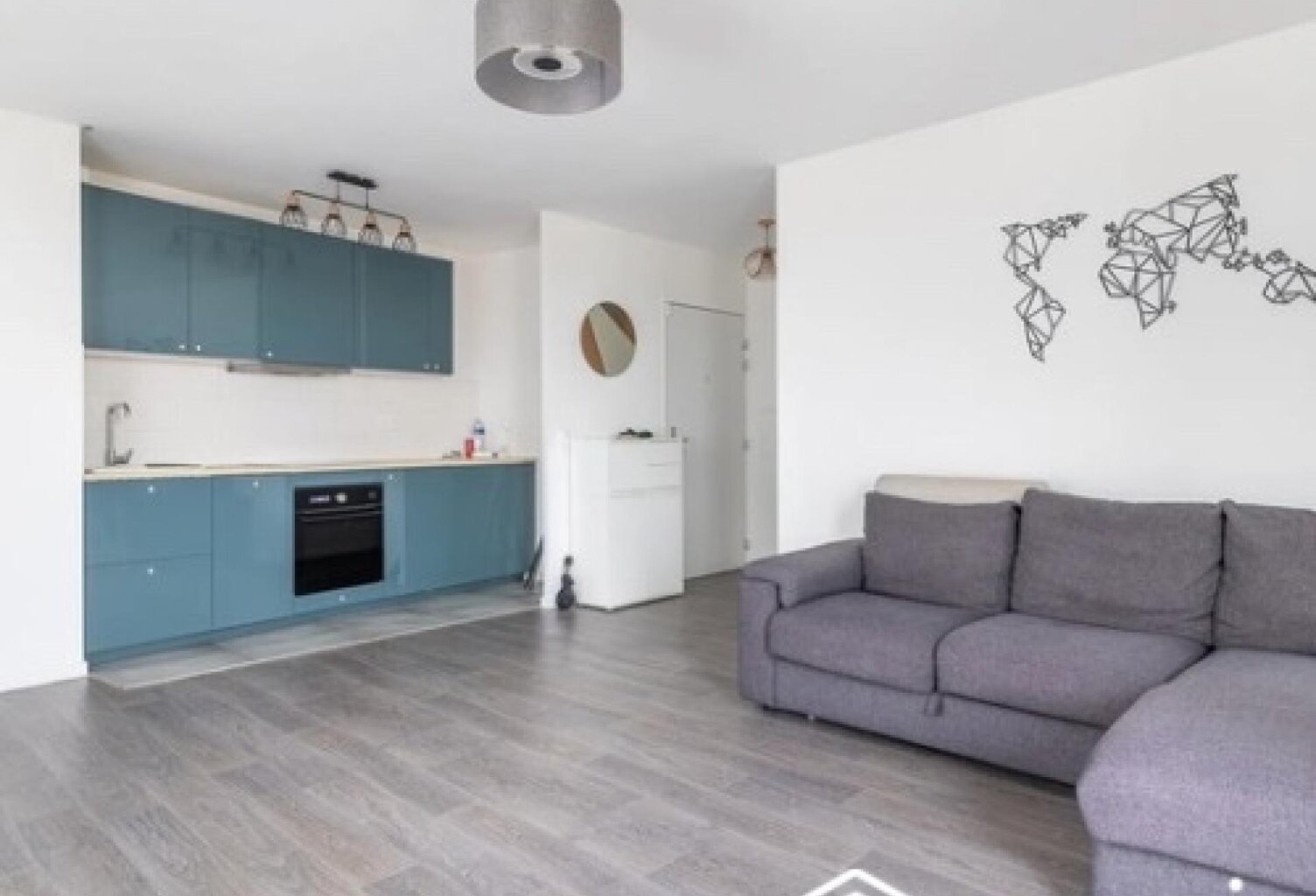 Situé au 5e et dernier étage d'une résidence récente de 2019 avec ascenseur, ce bel appartement de 3 pièces d'environ 60 m2, séduit immédiatement par sa luminosité, son agencement fonctionnel et son confort moderne. — photo 1