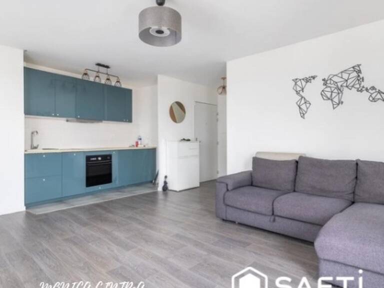 Situé au 5e et dernier étage d'une résidence récente de 2019 avec ascenseur, ce bel appartement de 3 pièces d'environ 60 m2, séduit immédiatement par sa luminosité, son agencement fonctionnel et son confort moderne. — photo 1