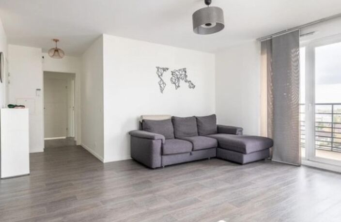Situé au 5e et dernier étage d'une résidence récente de 2019 avec ascenseur, ce bel appartement de 3 pièces d'environ 60 m2, séduit immédiatement par sa luminosité, son agencement fonctionnel et son confort moderne. — photo 2