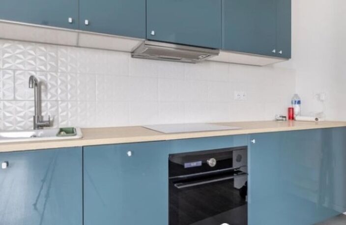 Situé au 5e et dernier étage d'une résidence récente de 2019 avec ascenseur, ce bel appartement de 3 pièces d'environ 60 m2, séduit immédiatement par sa luminosité, son agencement fonctionnel et son confort moderne. — photo 3